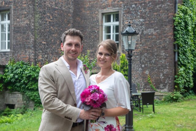 Stefanie Klöcker und Dennis Mayer haben auf Schloss Bladenhorst geheiratet.