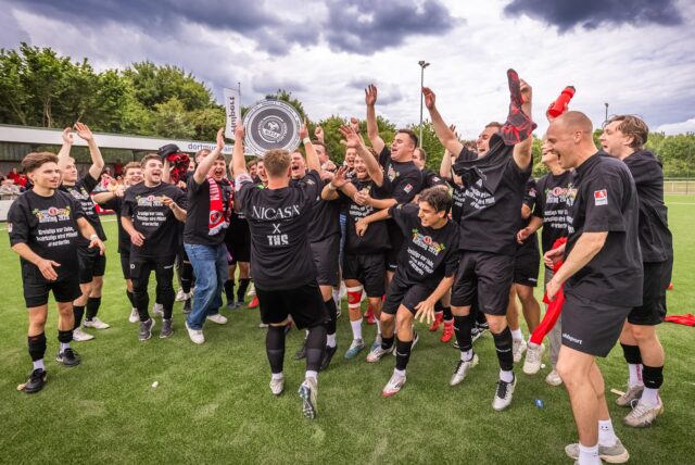 Spieler des TuS Holzen-Sommerberg jubeln.