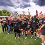 Spieler des TuS Holzen-Sommerberg jubeln.
