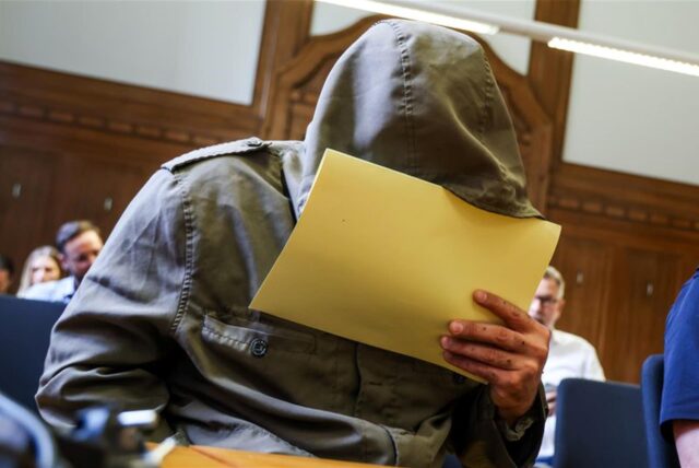 Abu Walaa, früherer IS-Statthalter in Deutschland, sitzt im Gerichtssaal am Verwaltungsgericht in Düsseldorf und hält sich eine Akte vor sein Gesicht. Der zu zehneinhalb Jahren Haft verurteilte IS-Terrorist klagt gegen seine Ausweisung aus Deutschland.