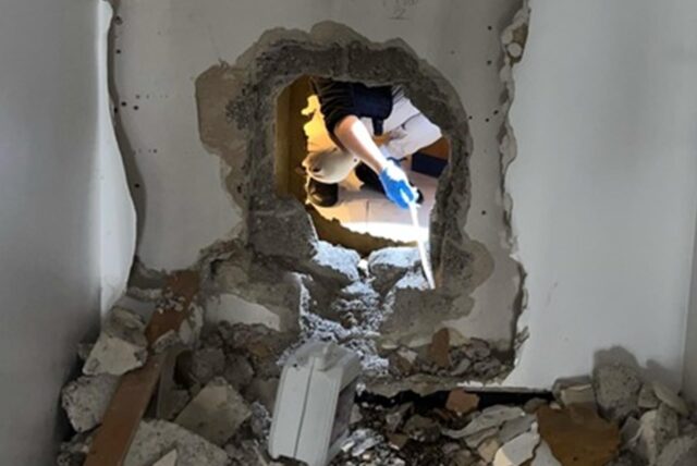 Eine aufgestemmte Wand nach einem Einbruch in ein Zigarrengeschäft in Düsseldorf. Die Polizei sprach von Diebstählen im Wert von rund 60.000 Euro.