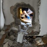 Eine aufgestemmte Wand nach einem Einbruch in ein Zigarrengeschäft in Düsseldorf. Die Polizei sprach von Diebstählen im Wert von rund 60.000 Euro.