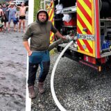 Marcel und Thore sorgen mit dem alten Feuerwehrschlauch für Abkühlung.