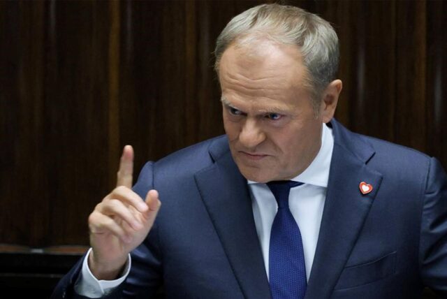 Der polnische Ministerpräsident Donald Tusk hält eine politische Rede vor dem Unterhaus und bittet das Parlament um ein Vertrauensvotum, um die Unterstützung für seine Regierung im Sejm-Gebäude zu bekräftigen.
