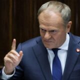 Der polnische Ministerpräsident Donald Tusk hält eine politische Rede vor dem Unterhaus und bittet das Parlament um ein Vertrauensvotum, um die Unterstützung für seine Regierung im Sejm-Gebäude zu bekräftigen.