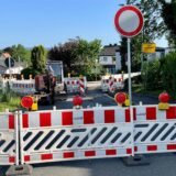 Absperrungen stehen am Mittwoch (11.6.25) auf der Eulenstraße in Fröndenberg.