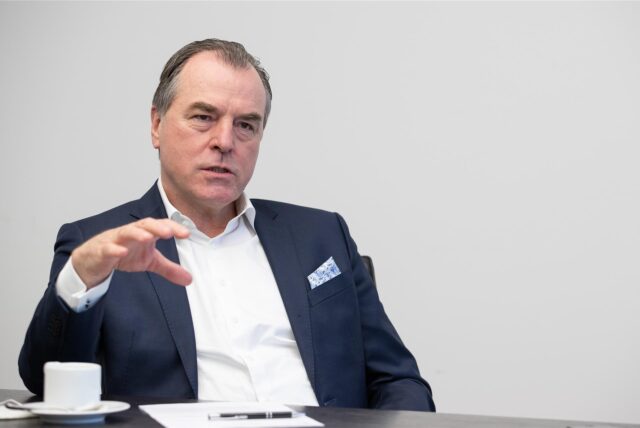Clemens Tönnies spricht bei einer Pressekonferenz.