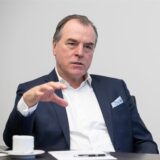 Clemens Tönnies spricht bei einer Pressekonferenz.