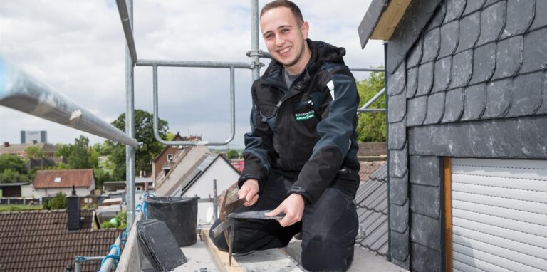 Dachdeckermeister Jan Stein hat sichtlich Freude an seiner Arbeit.