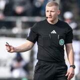 Timo Gansloweit macht als Schiedsrichter eine Handbewegung.