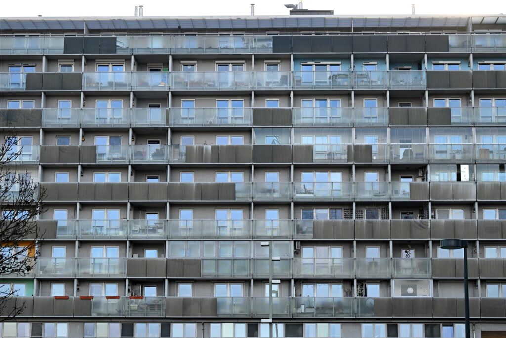 Ein Blick auf die Fassade eines Wohnhauses mit einer Vielzahl an Wohnungen.