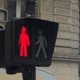 Nach einer lebensgefährlichen Messerattacke an einer Fußgängerampel in Bochum ist der psychisch kranke Täter jetzt verurteilt worden. (Symbolbild)