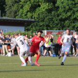 Marc Schmitt hockt am Spielfeldrand und schaut auf den Platz