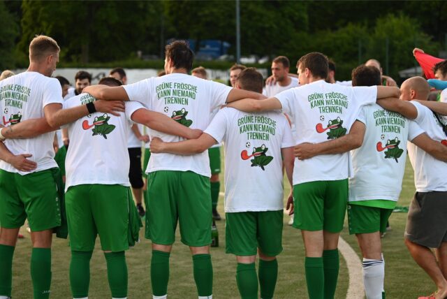 Die Spieler von GW Erkenschwick II feierten nach dem 5:1-Sieg gegen Germania Lenkerbeck den Aufstieg in die Kreisliga B.
