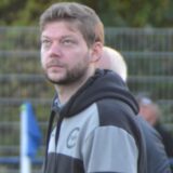 Kevin Schulzki schaut nach oben.