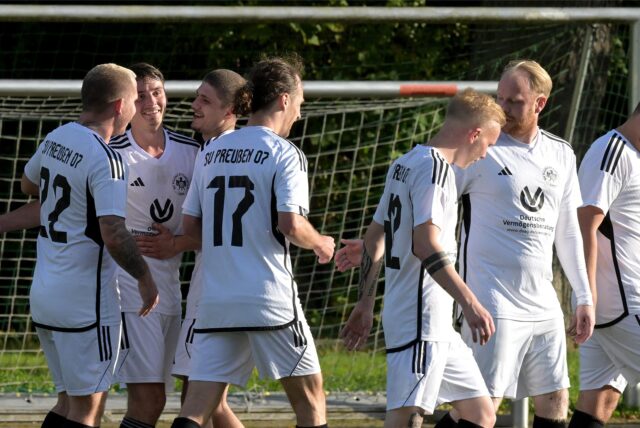 Jubelnde Spieler des SV Preußen Lünen.