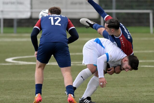 Duell um den Ball.