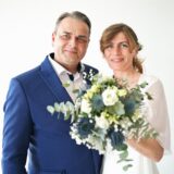 Das Brautpaar Anne und Mark-André Niehöfer mit einem Brautstrauß.