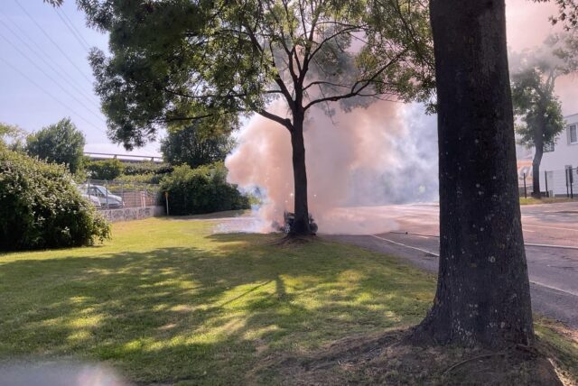 Ein Bild des brennenden Pkw an der Hannöverschen Straße in Dortmund.