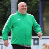 GS-Cappenberg-Trainer Thomas Gebhardt geht lächelnd übers Feld.
