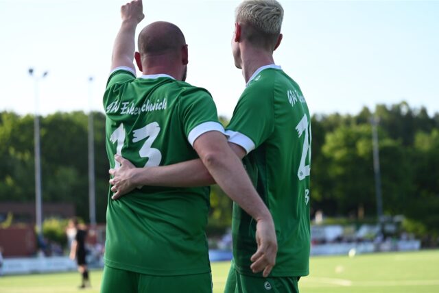 Für vier der fünf Tore beim 5:1-Sieg gegen Lenkerbeck verantwortlich: Patrick Grüner (l.) und Julius Becker von Grün-Weiß Erkenschwick II.