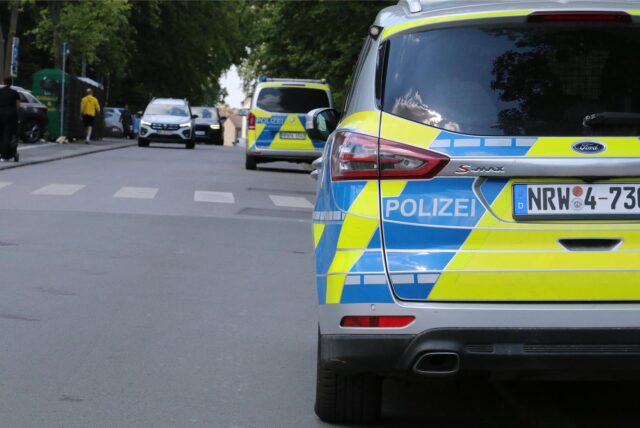 Ein Polizeiauto steht vor einem Krankenwagen.