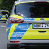 Ein Polizeiauto steht vor einem Krankenwagen.