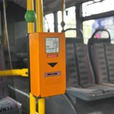 Ein orangefarbener Entwerter in einem Bus