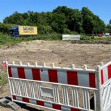 Flatterband und Sperren markieren das Baufeld der künftigen Rettungswache Ost an der B1 bei Unna.