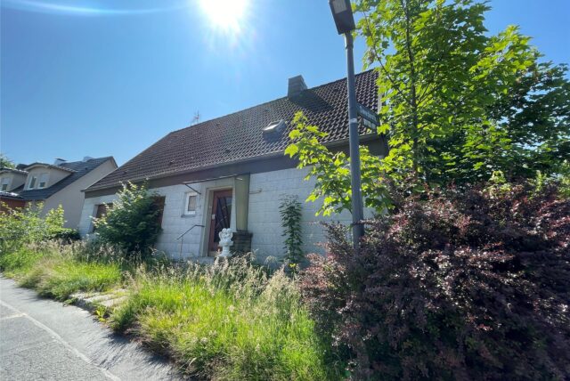 Eingang zum Haus in der Swedestraße 1 in Lütgendortmund, das im Juni vor dem Dortmunder Amtsgericht zwangsversteigert wird.