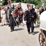Schausteller in Mittelaltertracht und Rüstung.