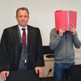 Im Prozess völlig emotionslos: Der Angeklagte neben seinem Verteidiger Andreas Renschler im Essener Landgericht.