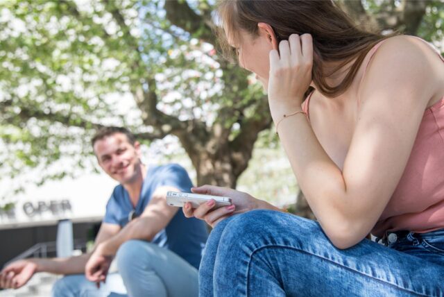 Zwei Personen auf einem Date.