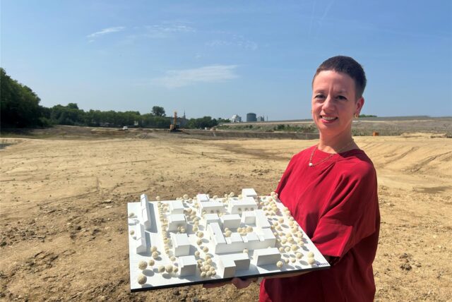 Isolde Parussel, Leiterin des Hoeschmuseums, präsentiert das Modell für das geplante Neubauprojekt, für das schon der Boden bereitet wird.