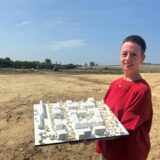 Isolde Parussel, Leiterin des Hoeschmuseums, präsentiert das Modell für das geplante Neubauprojekt, für das schon der Boden bereitet wird.