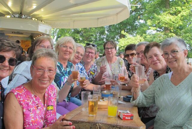 Viele Gäste am Bierzelttisch