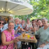 Viele Gäste am Bierzelttisch