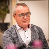 Manfred Schnieders sitzt an einem Tisch.