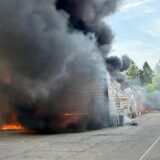 Dunkle Rauchschwaden steigen in den Himmel. Der Brand in einer Lagerhalle in Velbert mit dort gelagertem Kunststoff hat am Samstag für weithin wahrnehmbaren Rauch gesorgt.