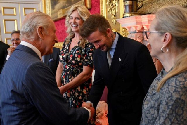 Der britische König Charles III (l) gibt David Beckham während der Preisverleihung der King’s Foundation anlässlich des 35-jährigen Bestehens der Stiftung im St. James’s Palace die Hand.