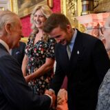 Der britische König Charles III (l) gibt David Beckham während der Preisverleihung der King’s Foundation anlässlich des 35-jährigen Bestehens der Stiftung im St. James’s Palace die Hand.