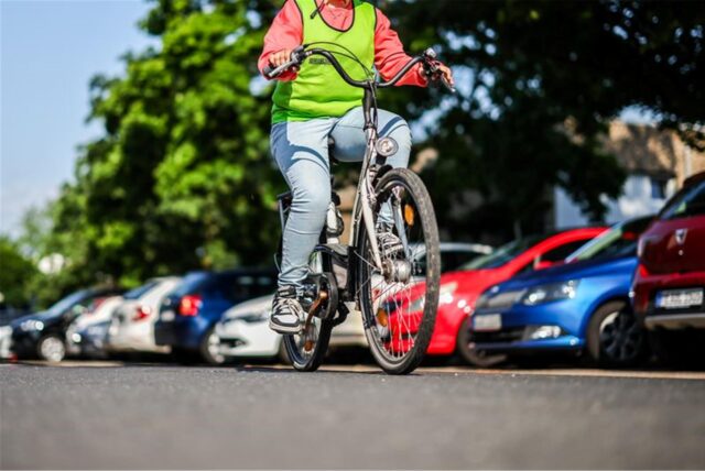 Konkurrieren um Platz im öffentlichen Raum: Radfahrer und Autofahrer.