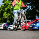 Konkurrieren um Platz im öffentlichen Raum: Radfahrer und Autofahrer.