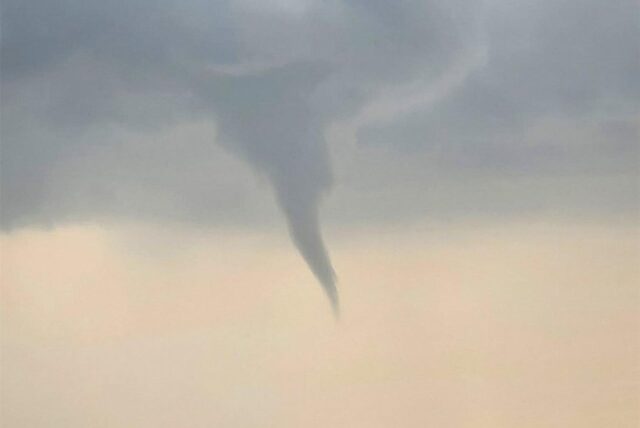 Foto eines Tornados in der Luft. Im Kreis Paderborn soll ein Tornado gewütet haben.