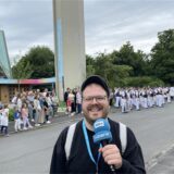 Der Festzug des Fröndenberger Schützenbundes zieht an der Fahrradkirche St. Josef vorbei.