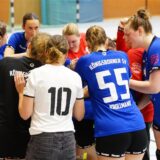 Die Handballerinnen des Regionalligisten Königsborner SV bilden einen Kreis.