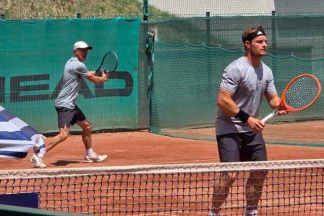 Andreas Thiveßen (hinten) und Christian Göbner auf dem Tennisplatz im Doppel.
