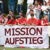Die Fans von RW Unna halten ein Banne mit „Mission Aufstieg“.