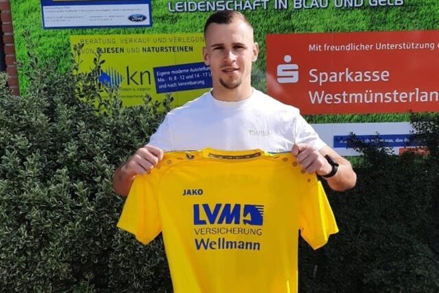 Mike Taeger hält ein Trikot des SV Herbern in die Kamera