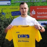 Mike Taeger hält ein Trikot des SV Herbern in die Kamera
